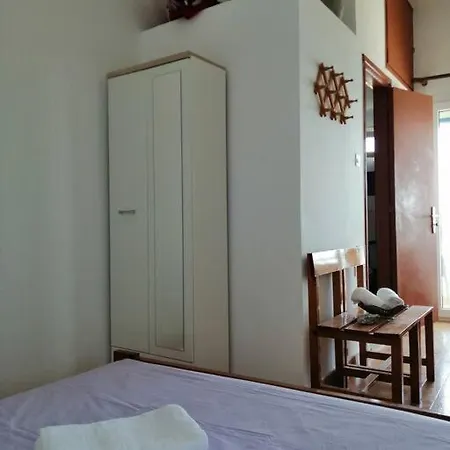 Daire Rodon Piganousa In Spilia Leros Panteli